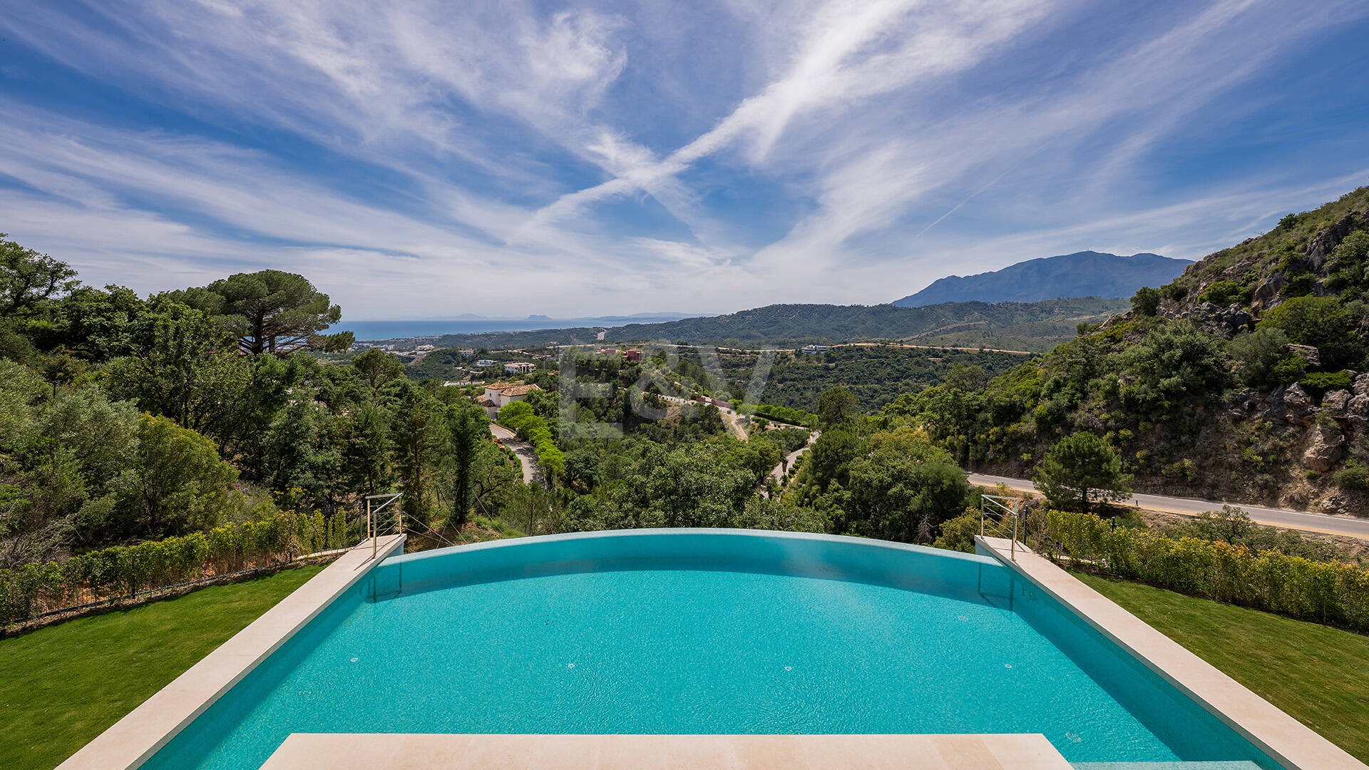 Ny Villa med havsutsikt i en gated Golf urbanisering i Marbella Club Golf Resort