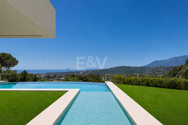 Ny Villa med havsutsikt i en gated Golf urbanisering i Marbella Club Golf Resort
