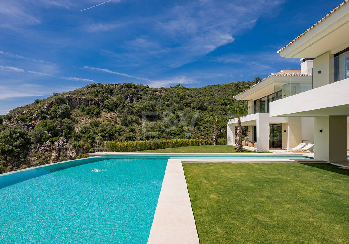 Ny Villa med havsutsikt i en gated Golf urbanisering i Marbella Club Golf Resort