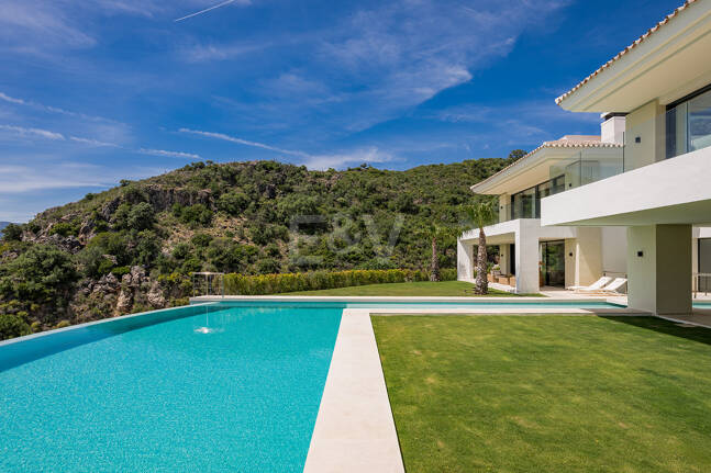 Ny Villa med havsutsikt i en gated Golf urbanisering i Marbella Club Golf Resort