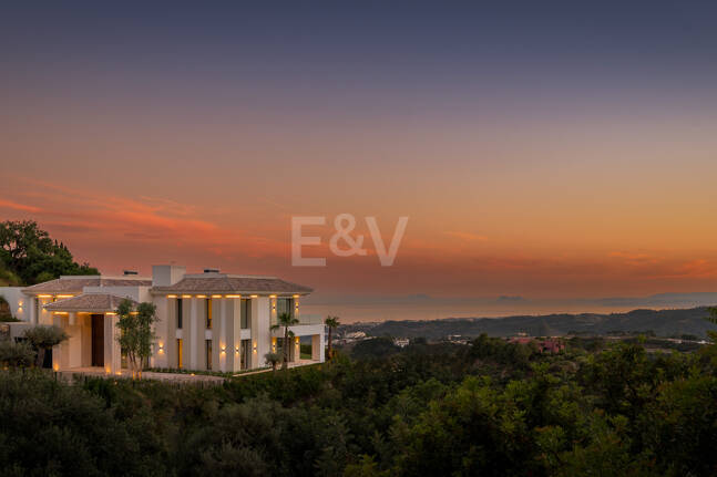 Ny Villa med havsutsikt i en gated Golf urbanisering i Marbella Club Golf Resort