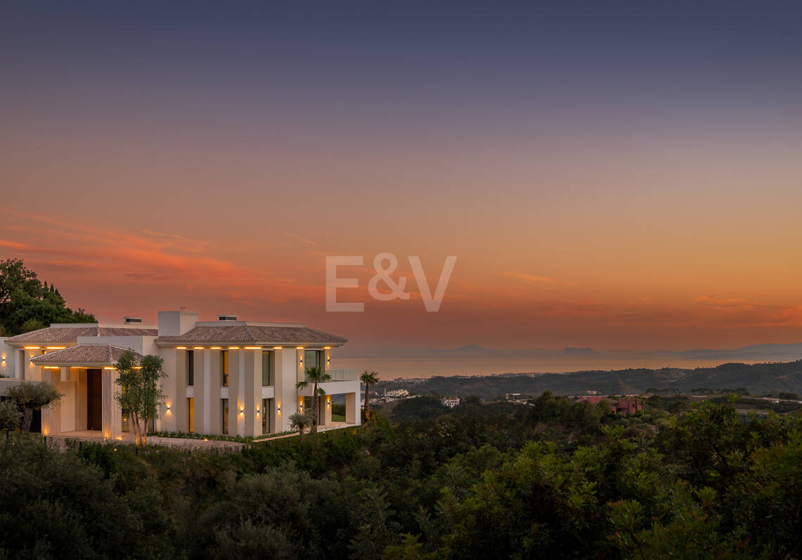 Ny Villa med havsutsikt i en gated Golf urbanisering i Marbella Club Golf Resort
