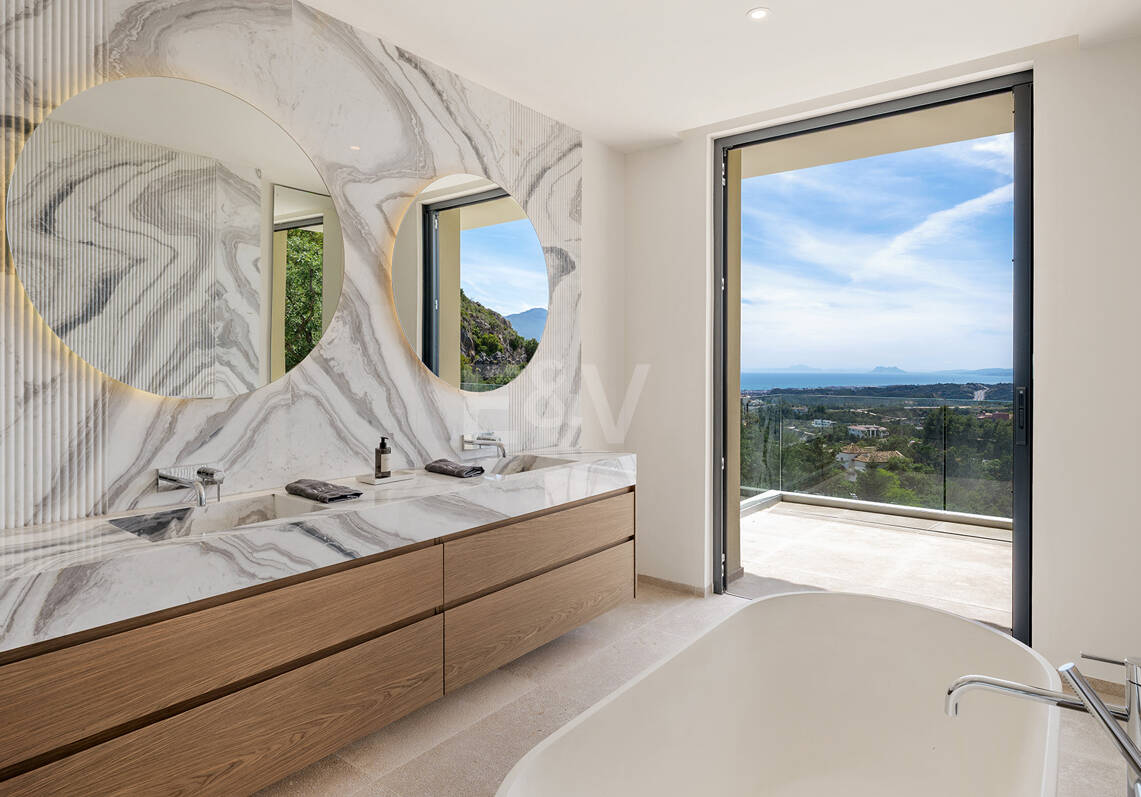 Ny Villa med havsutsikt i en gated Golf urbanisering i Marbella Club Golf Resort