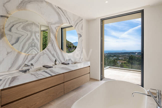 Ny Villa med havsutsikt i en gated Golf urbanisering i Marbella Club Golf Resort