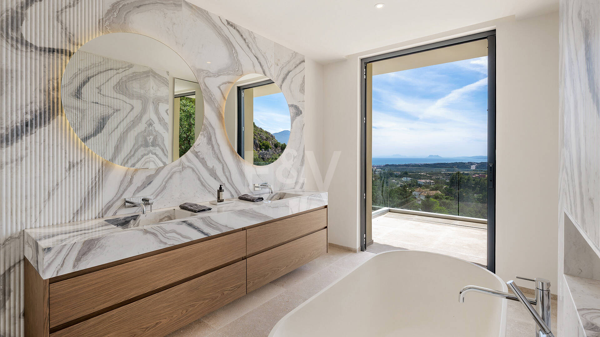 Ny Villa med havsutsikt i en gated Golf urbanisering i Marbella Club Golf Resort