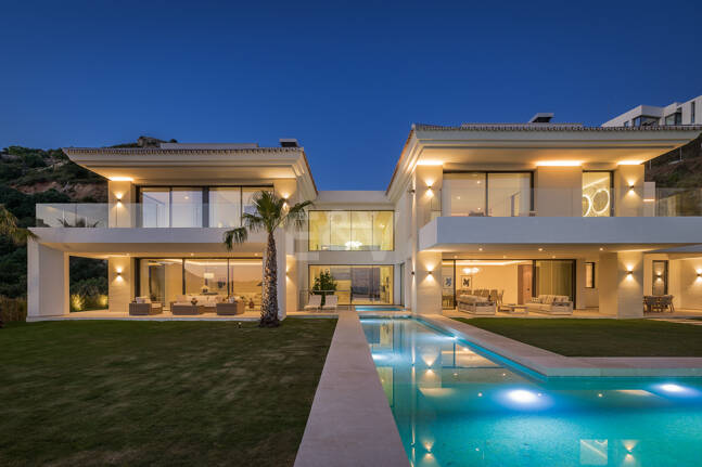 Ny Villa med havsutsikt i en gated Golf urbanisering i Marbella Club Golf Resort