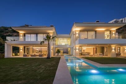 Ny Villa med havsutsikt i en gated Golf urbanisering i Marbella Club Golf Resort