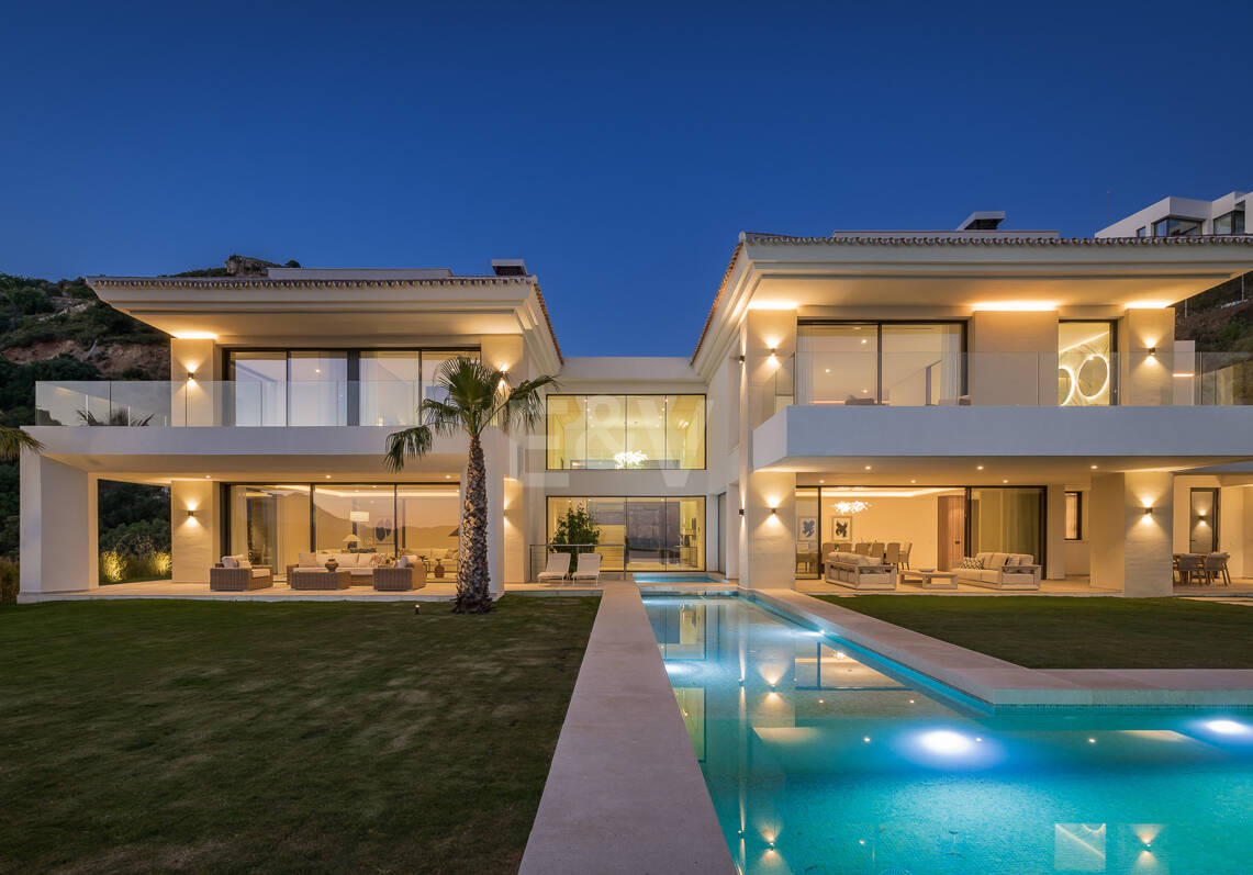 Ny Villa med havsutsikt i en gated Golf urbanisering i Marbella Club Golf Resort