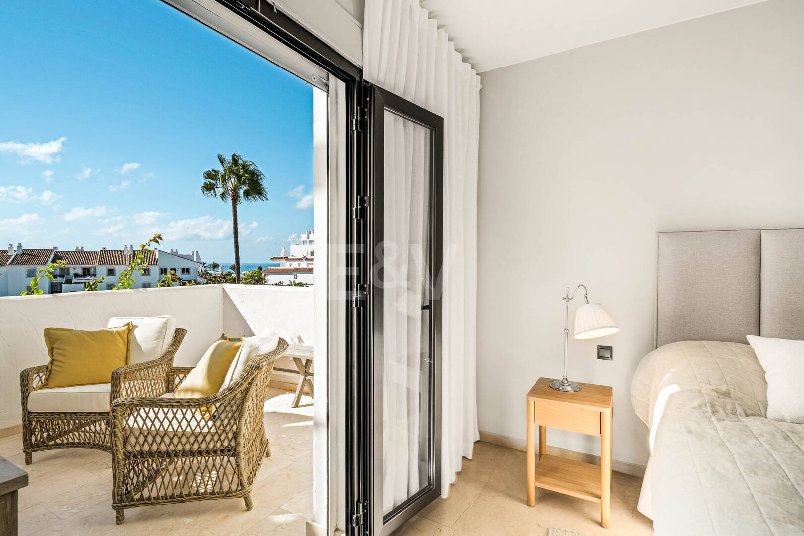 Schöne und komfortable Wohnung mit freiem Blick in bester Lage in Nueva Andalucía