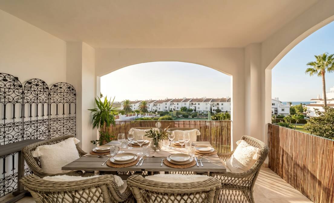 Położony w sought- after Cerro Blanco rozwoju w Nueva Andalucía, Marbella, ten pięknie odnowiony apartament na południe twarzy oferuje doskonałe...