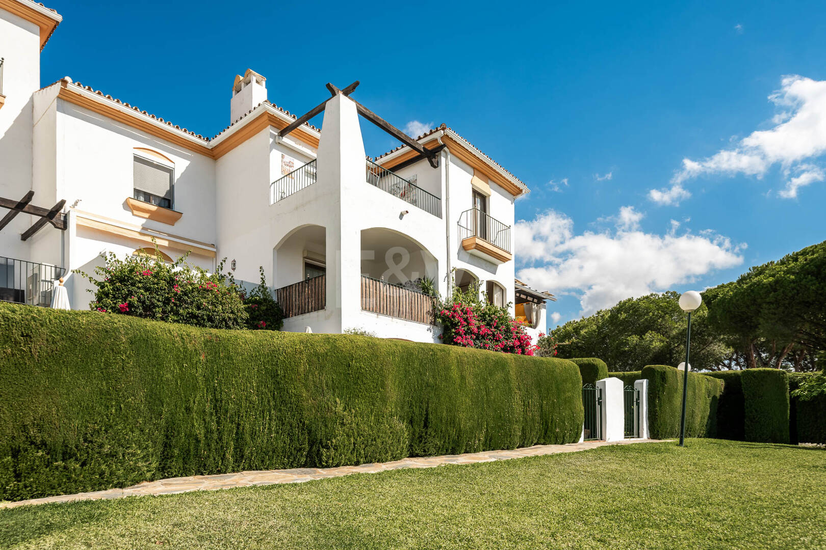 Schöne und komfortable Wohnung mit freiem Blick in bester Lage in Nueva Andalucía