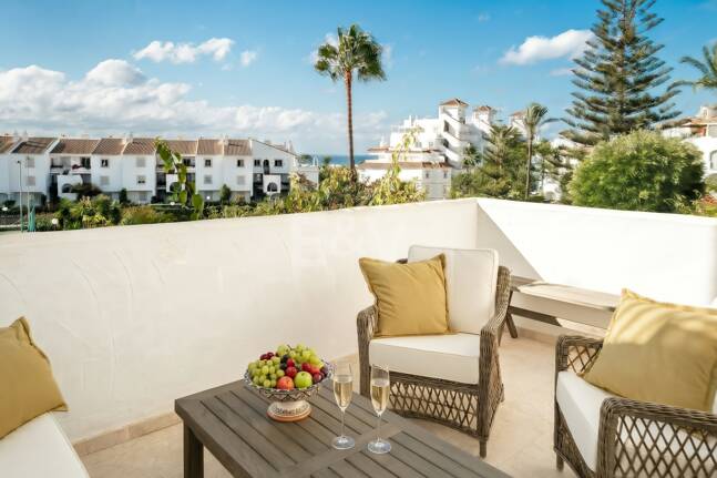 Schöne und komfortable Wohnung mit freiem Blick in bester Lage in Nueva Andalucía