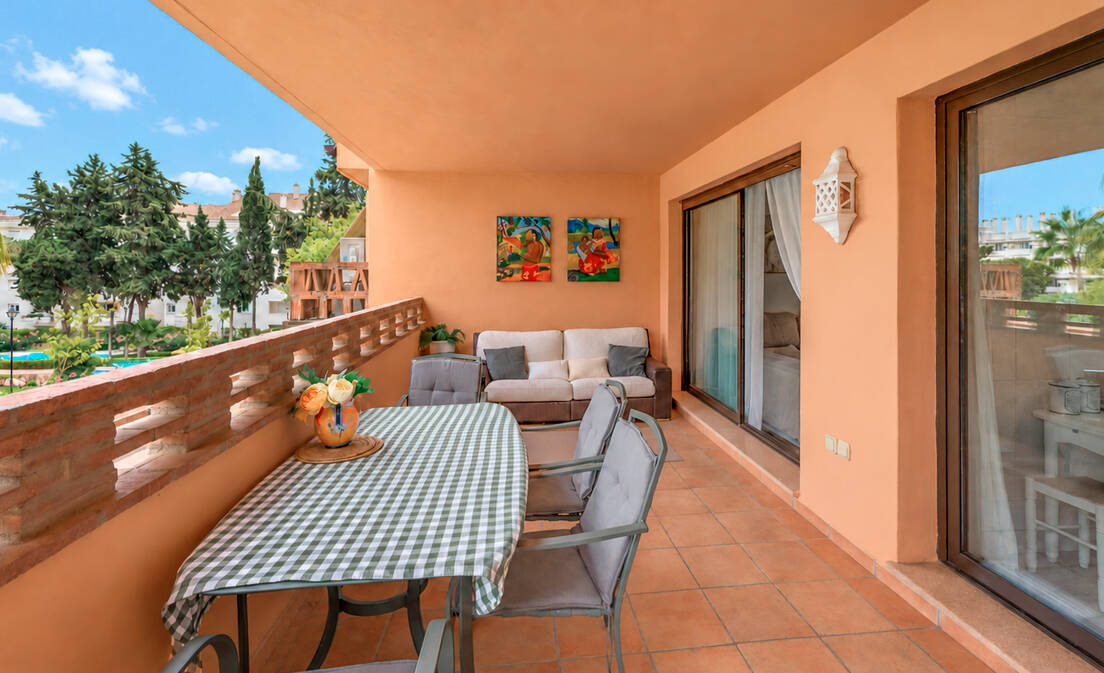 Lägenhet for rent in Marbella Golden Mile, Marbella with 2 bedrooms, 2 bathrooms and has pool, garage and garden. Dimensions:...