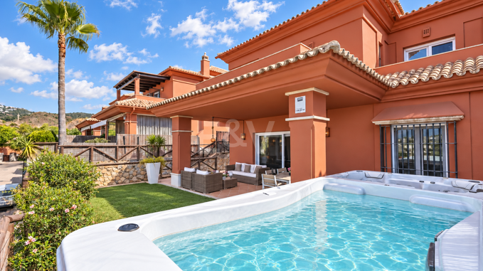Villa adosada de 5 dormitorios con piscina privada, jacuzzi y garaje en Santa Clara, Marbella este