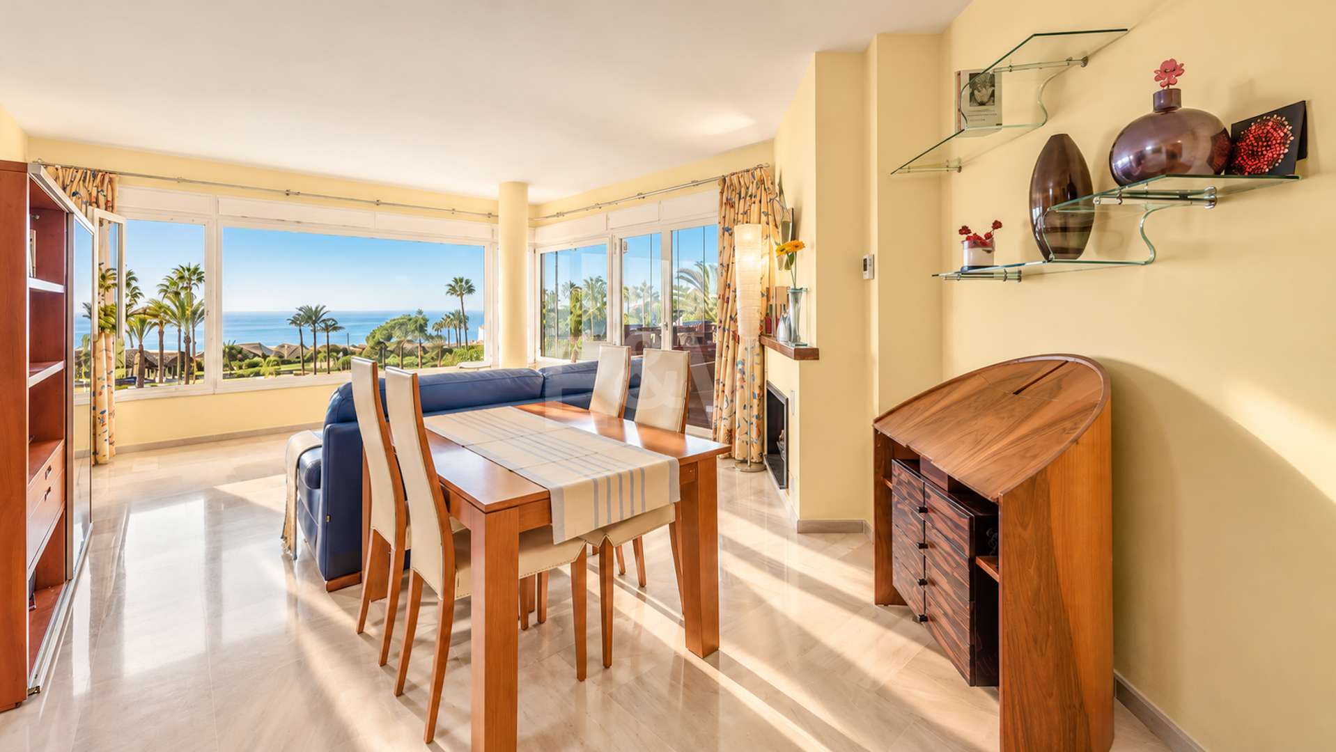 Wohnung in erster Strandlinie in Elviria, Marbella