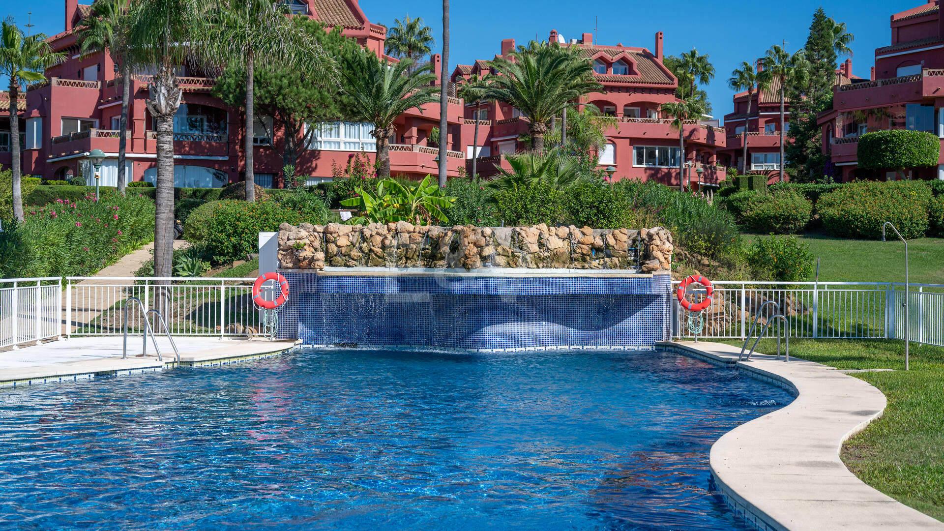 Wohnung in erster Strandlinie in Elviria, Marbella