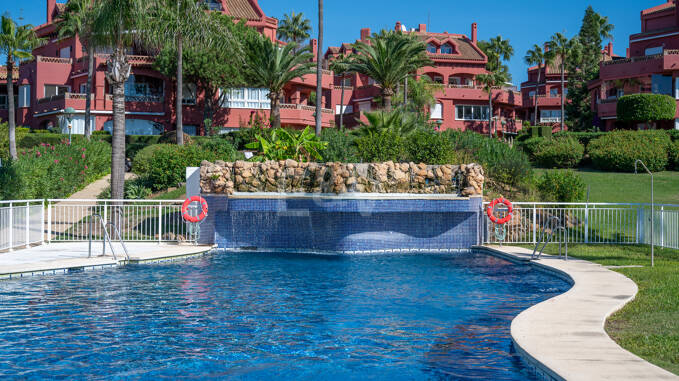 Apartamento en primera línea de playa en Elviria, Marbella
