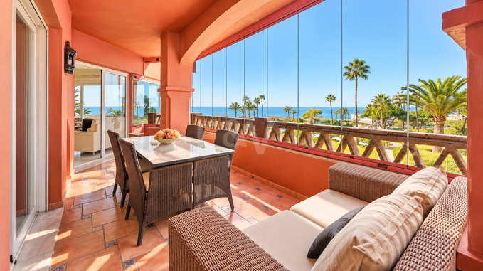 Apartamento en primera línea de playa en Elviria, Marbella
