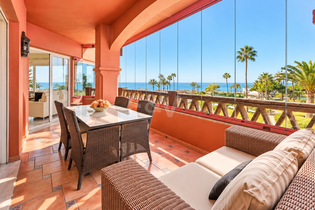Wohnung in erster Strandlinie in Elviria, Marbella