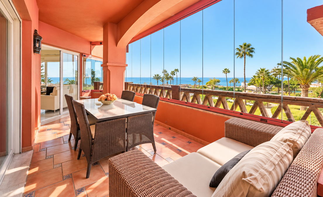Diese Immobilie befindet sich in einer Wohnanlage direkt am Meer in Elviria, Marbella, und bietet die Möglichkeit, den mediterranen Lebensstil...