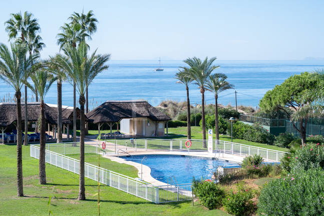 Wohnung in erster Strandlinie in Elviria, Marbella
