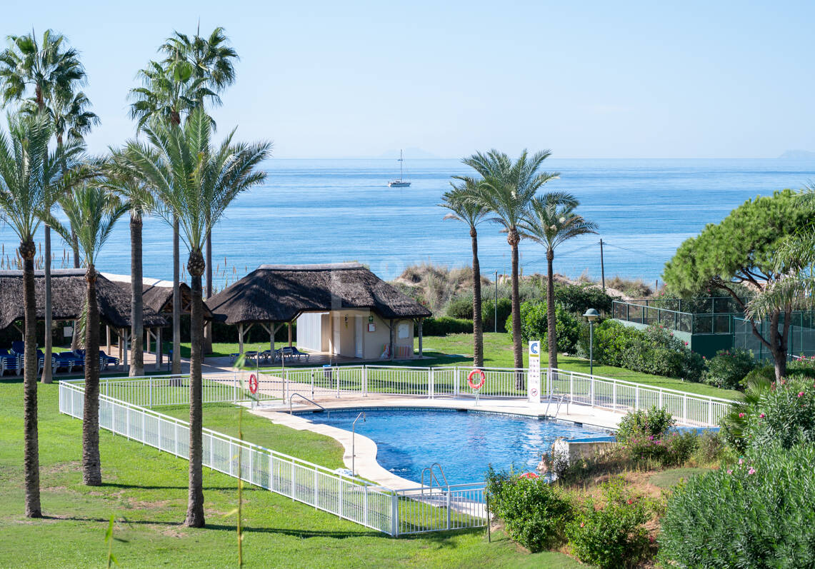 Wohnung in erster Strandlinie in Elviria, Marbella