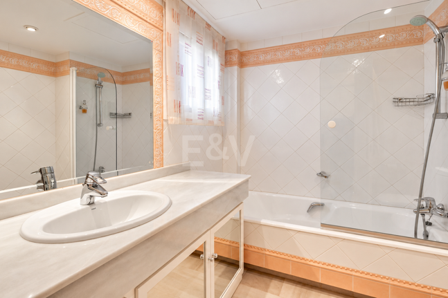 Wohnung in erster Strandlinie in Elviria, Marbella