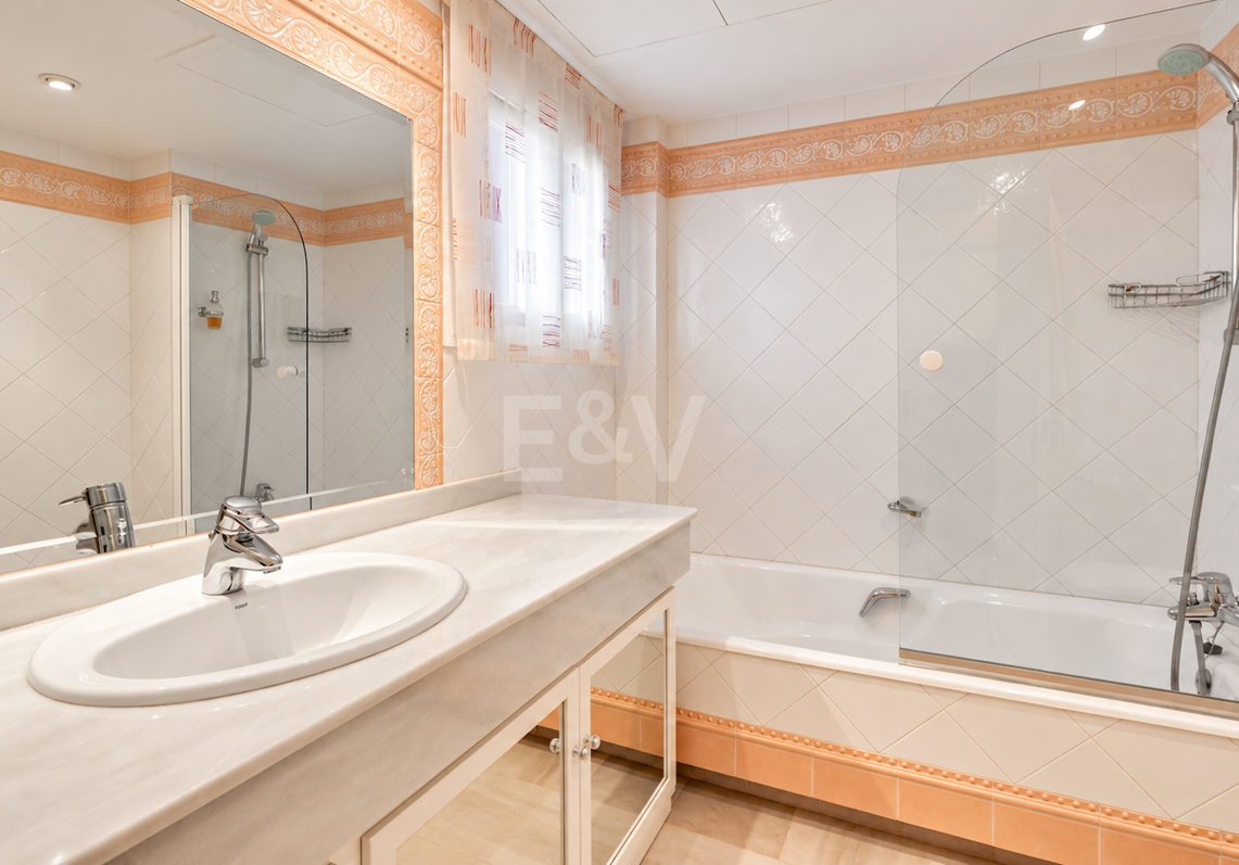 Wohnung in erster Strandlinie in Elviria, Marbella