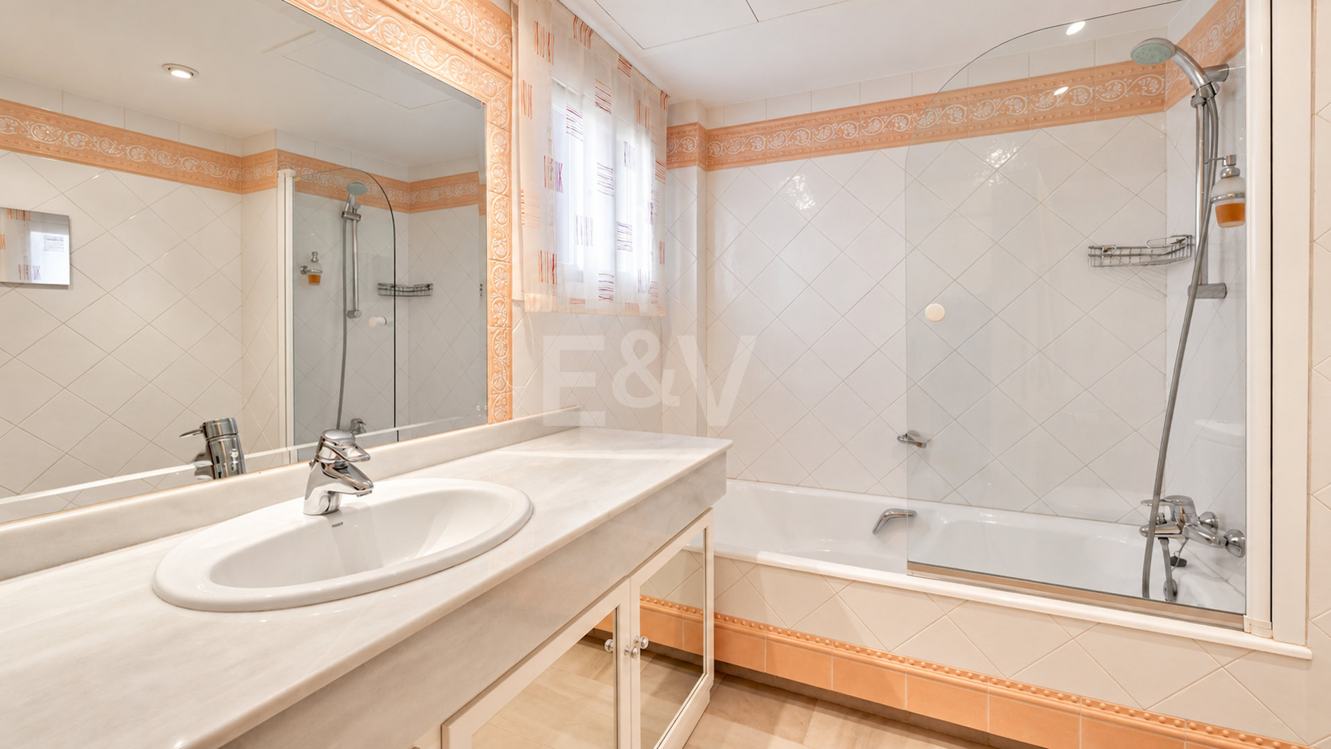 Wohnung in erster Strandlinie in Elviria, Marbella