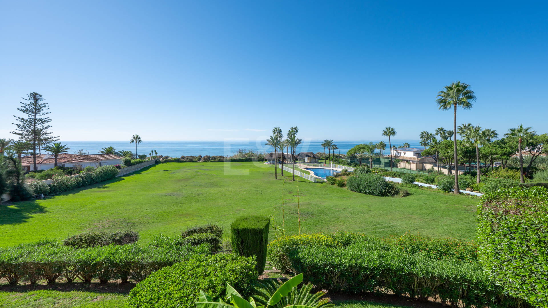 Wohnung in erster Strandlinie in Elviria, Marbella