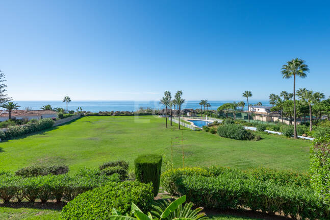 Wohnung in erster Strandlinie in Elviria, Marbella