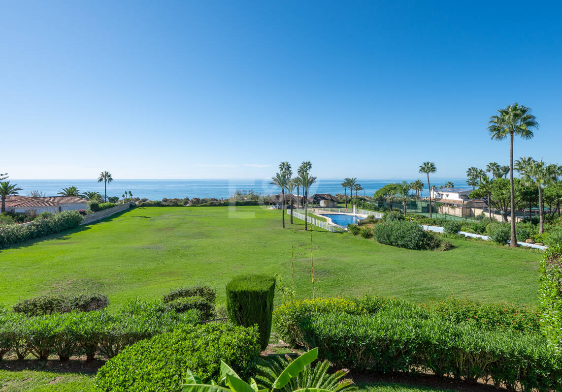 Wohnung in erster Strandlinie in Elviria, Marbella