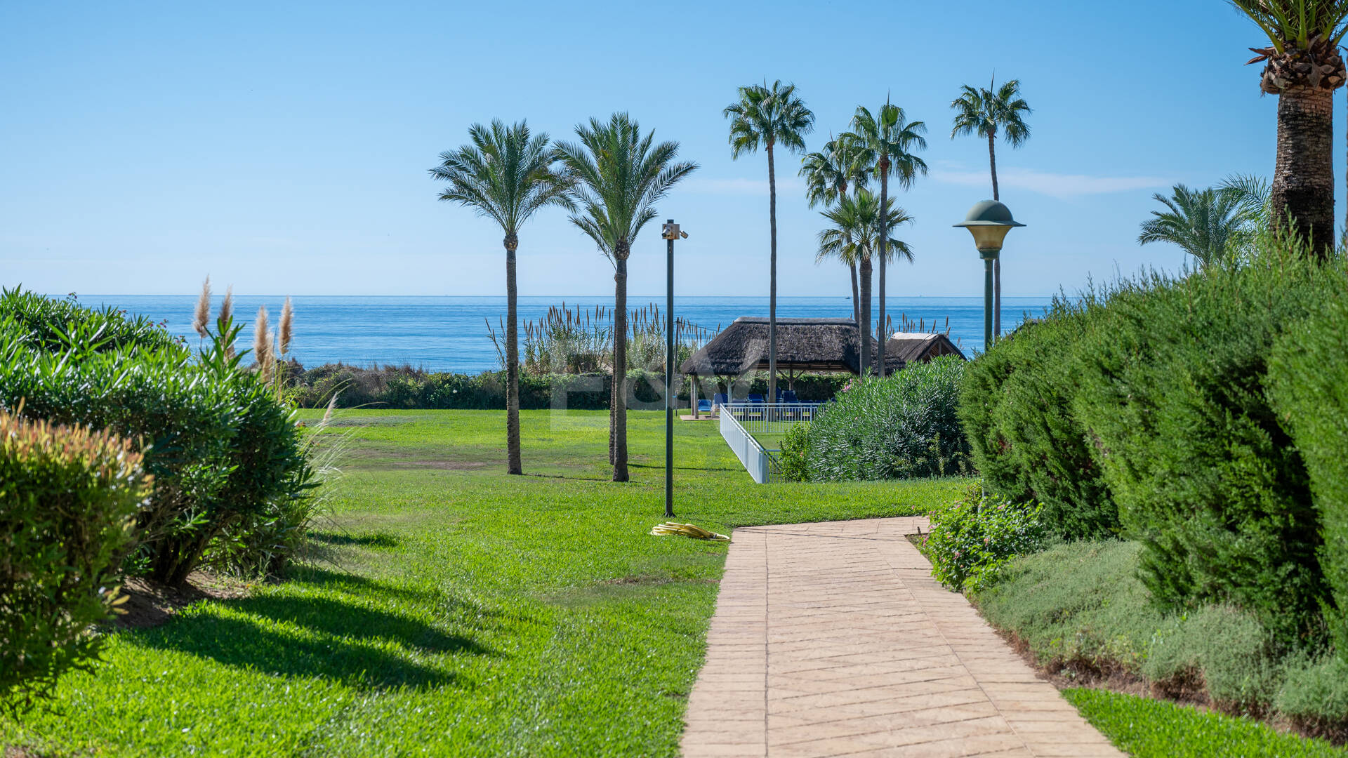 Wohnung in erster Strandlinie in Elviria, Marbella