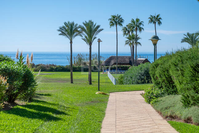 Wohnung in erster Strandlinie in Elviria, Marbella