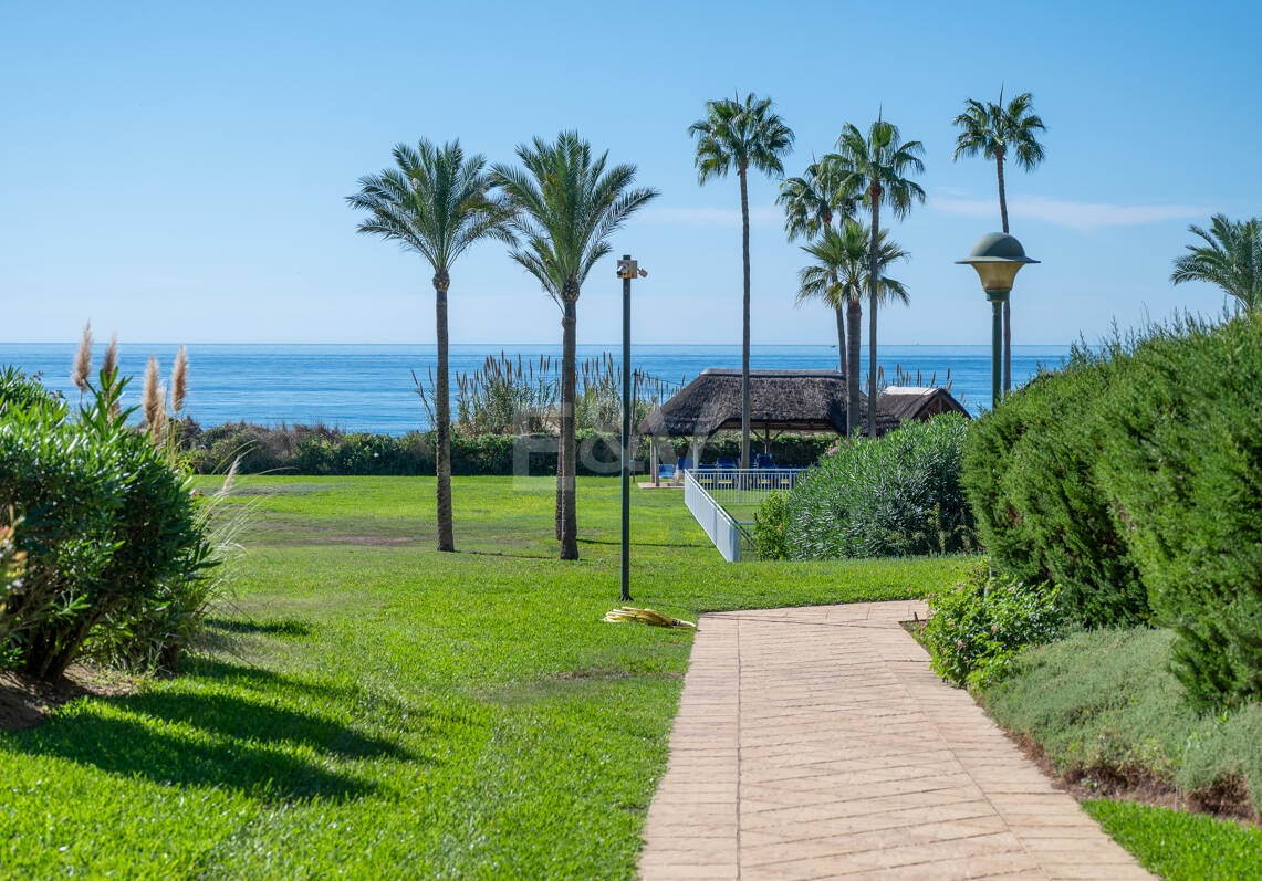 Wohnung in erster Strandlinie in Elviria, Marbella