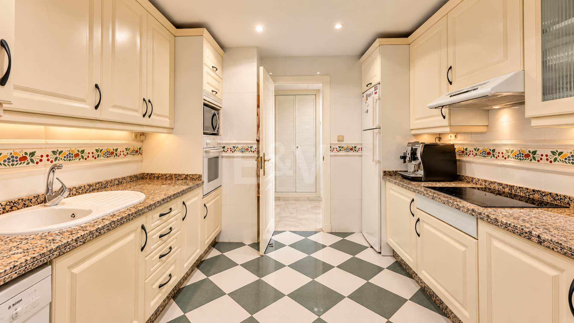 Wohnung in erster Strandlinie in Elviria, Marbella