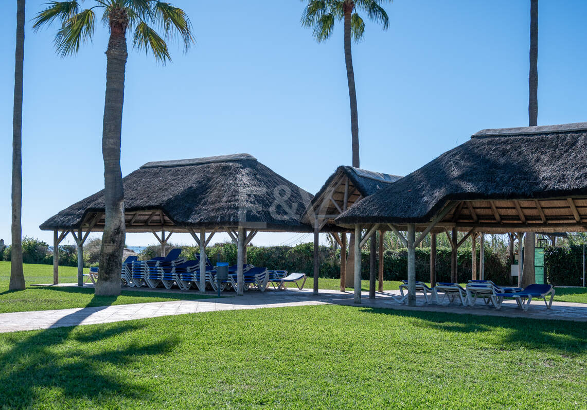 Wohnung in erster Strandlinie in Elviria, Marbella