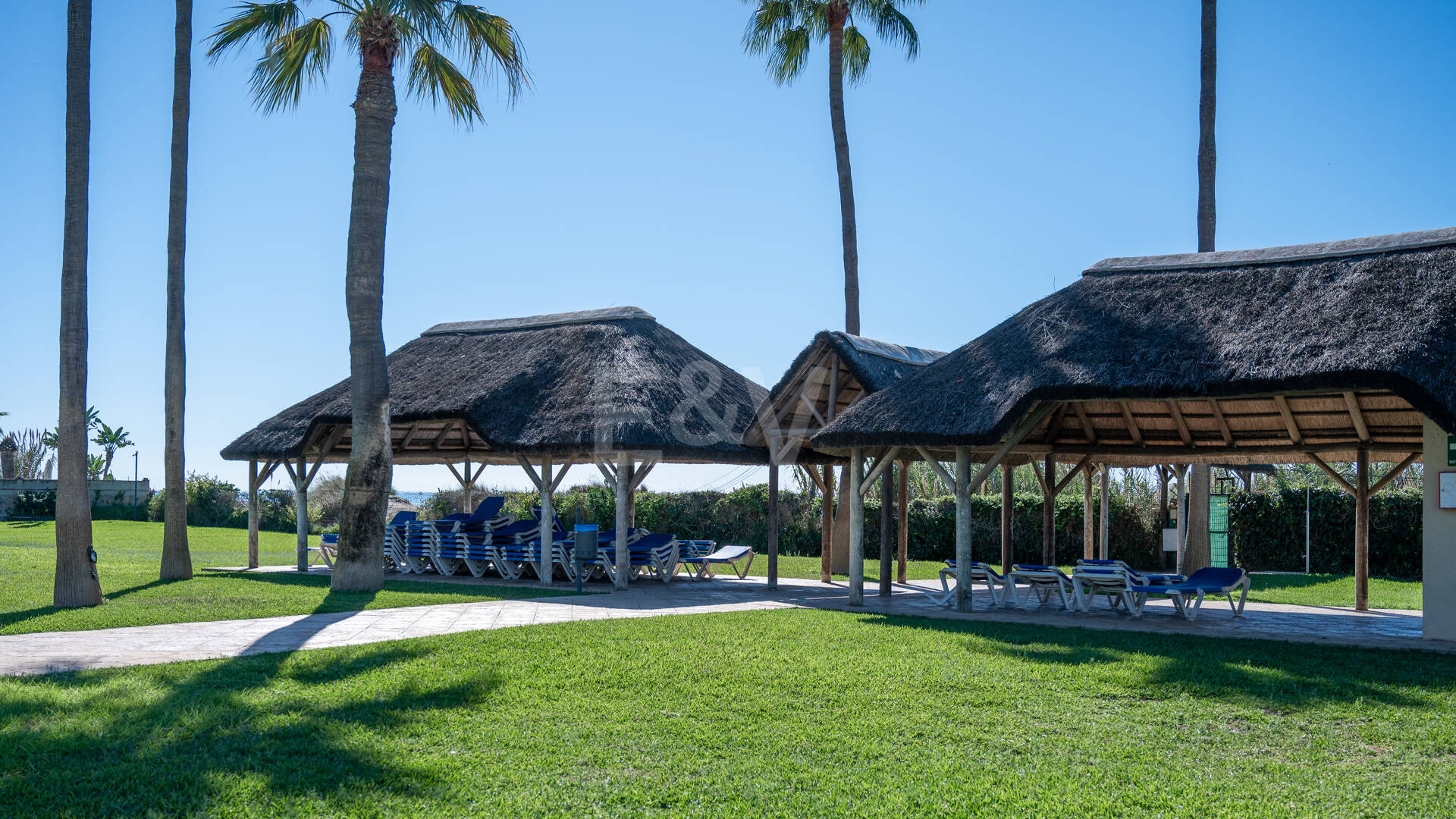 Wohnung in erster Strandlinie in Elviria, Marbella