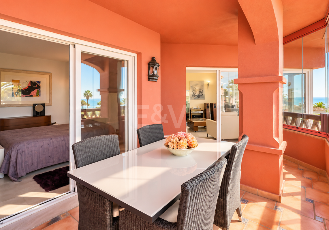 Wohnung in erster Strandlinie in Elviria, Marbella