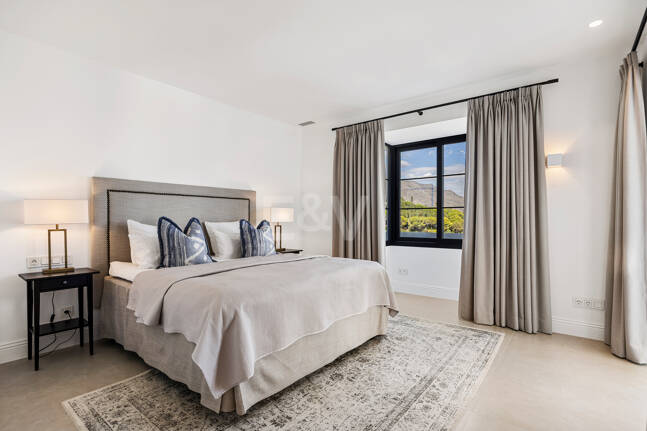 Villa excepcional con impresionantes vistas al mar y la montaña en Nueva Andalucía