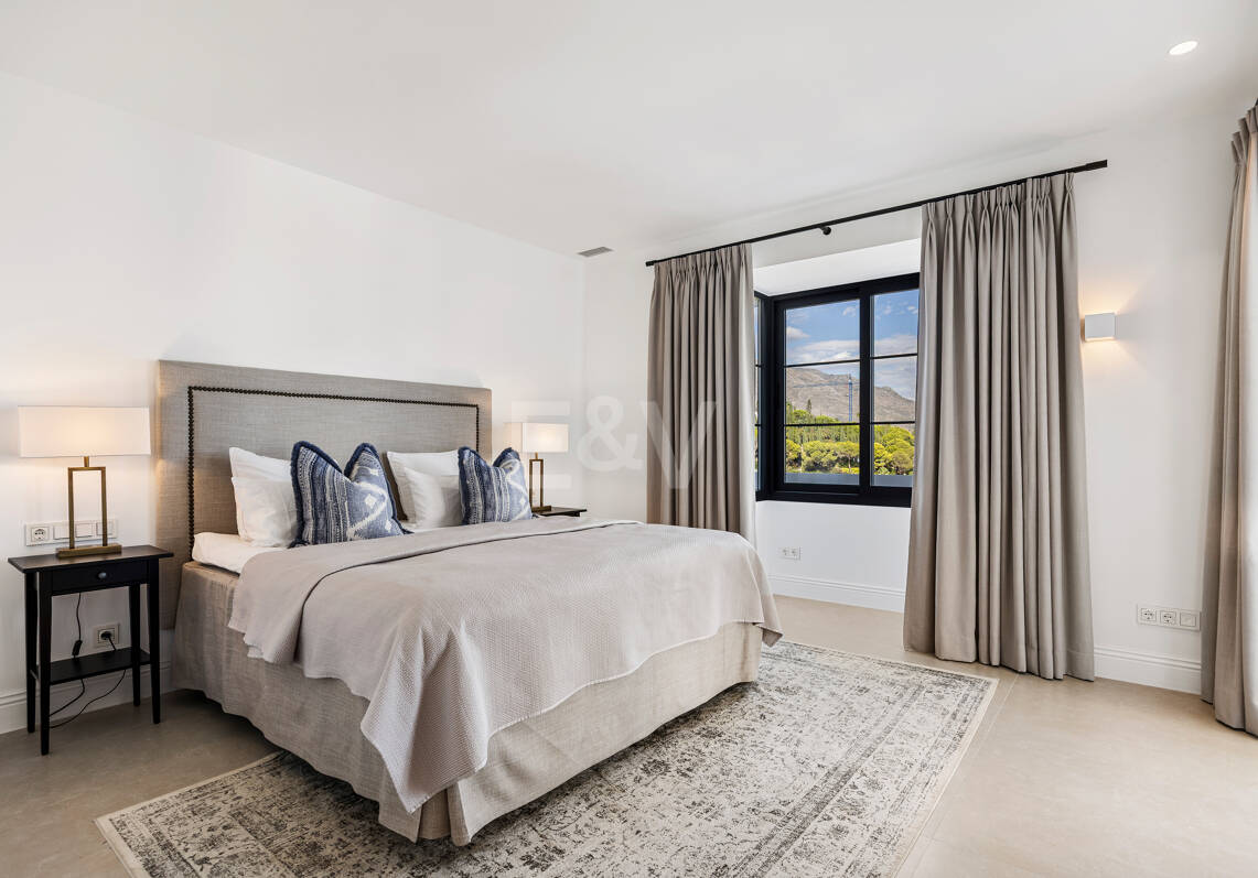 Villa excepcional con impresionantes vistas al mar y la montaña en Nueva Andalucía