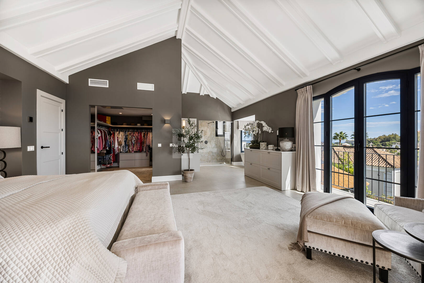 Villa excepcional con impresionantes vistas al mar y la montaña en Nueva Andalucía