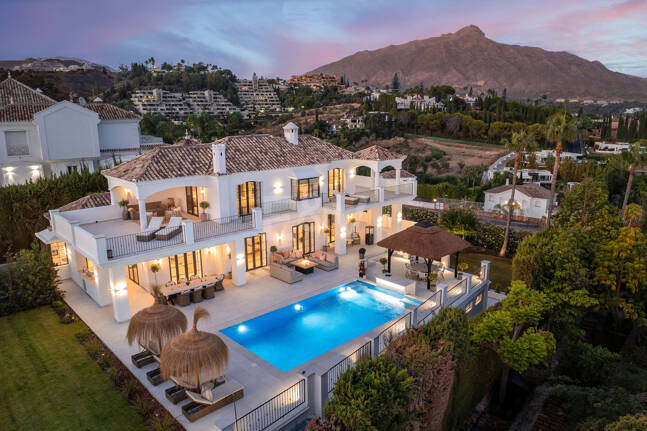 Villa excepcional con impresionantes vistas al mar y la montaña en Nueva Andalucía