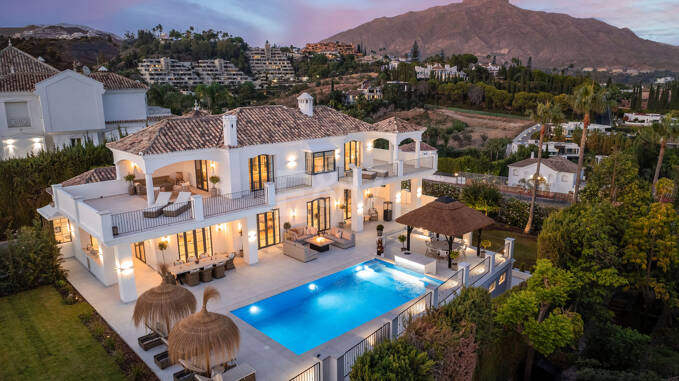 Villa excepcional con impresionantes vistas al mar y la montaña en Nueva Andalucía