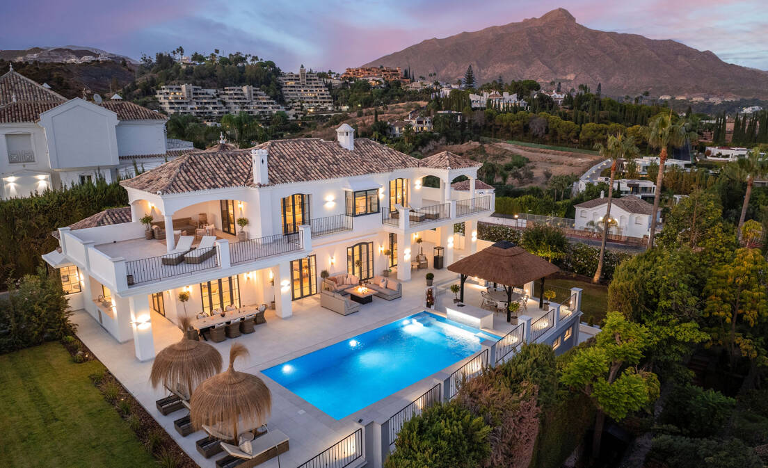 Situada al final de una tranquila calle sin salida, en pleno Golf Valley de Nueva Andalucía, Marbella, esta villa completamente...