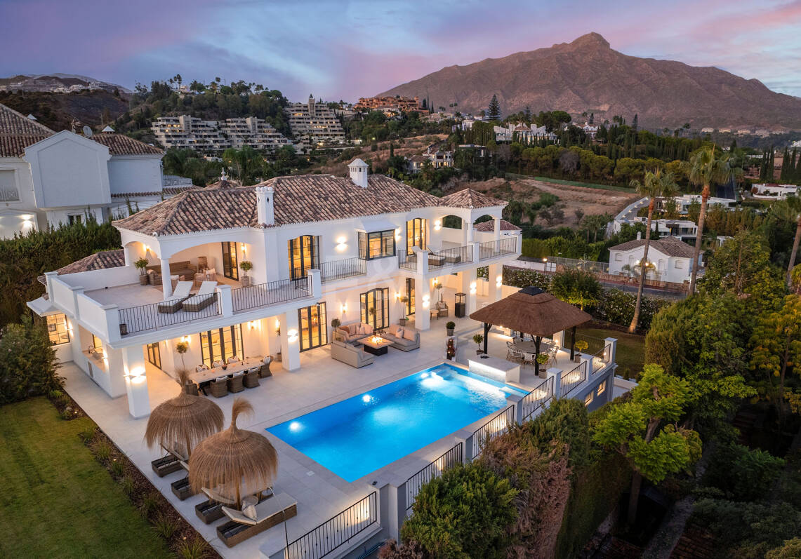 Villa excepcional con impresionantes vistas al mar y la montaña en Nueva Andalucía