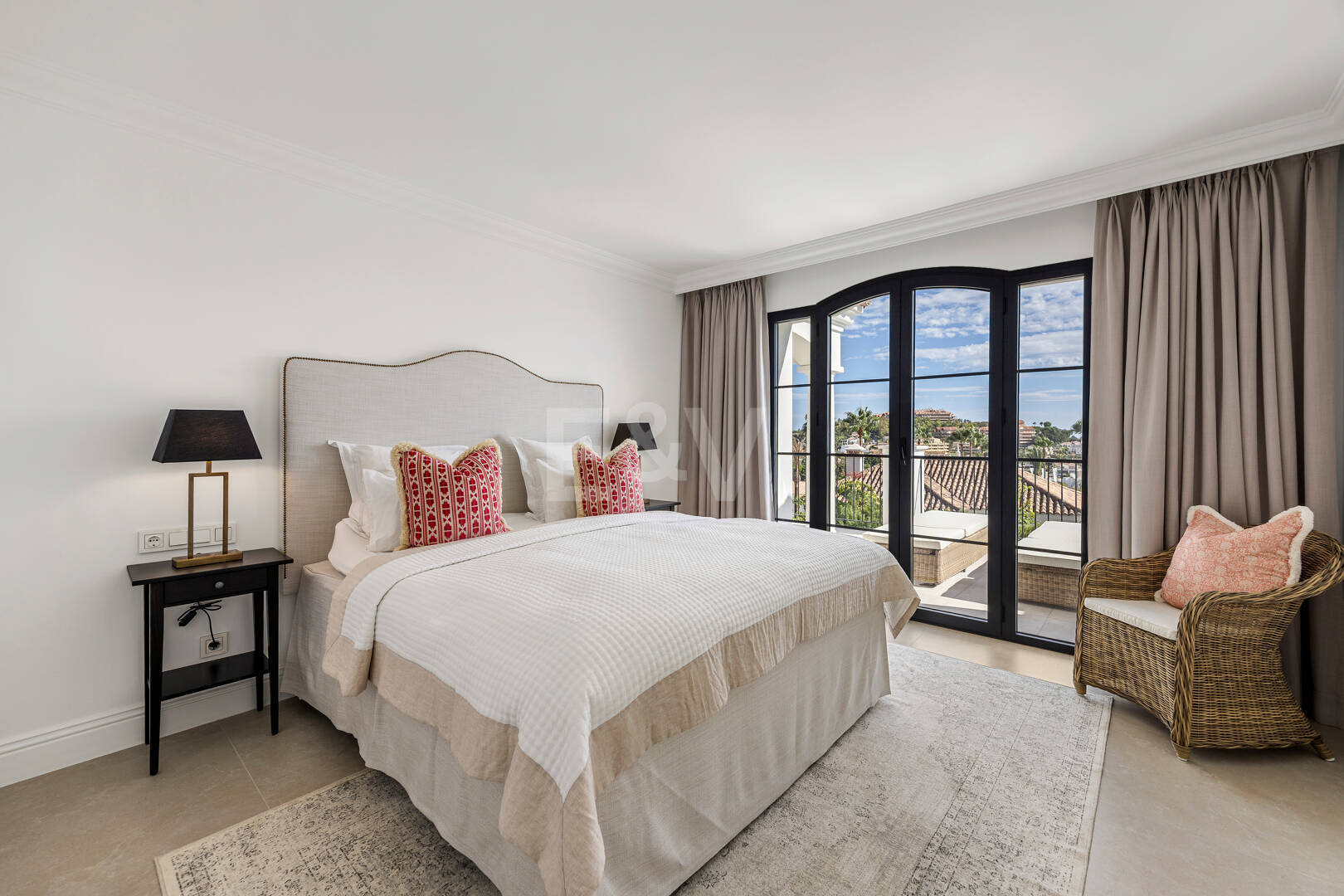 Villa excepcional con impresionantes vistas al mar y la montaña en Nueva Andalucía
