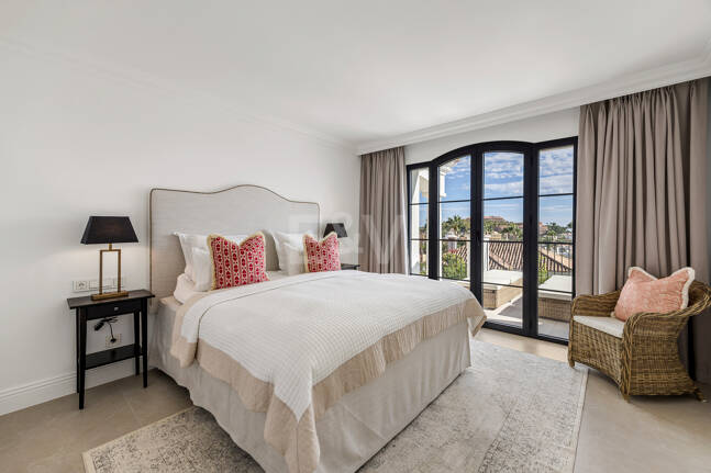 Villa excepcional con impresionantes vistas al mar y la montaña en Nueva Andalucía