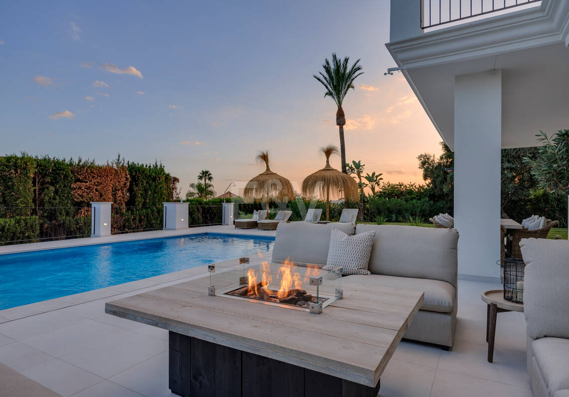 Villa excepcional con impresionantes vistas al mar y la montaña en Nueva Andalucía