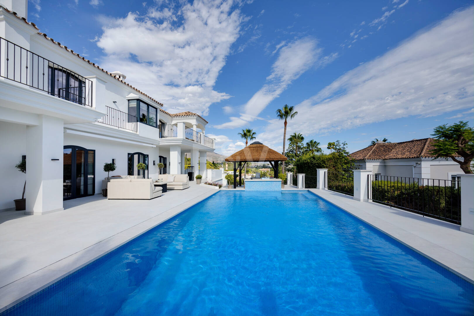 Villa excepcional con impresionantes vistas al mar y la montaña en Nueva Andalucía